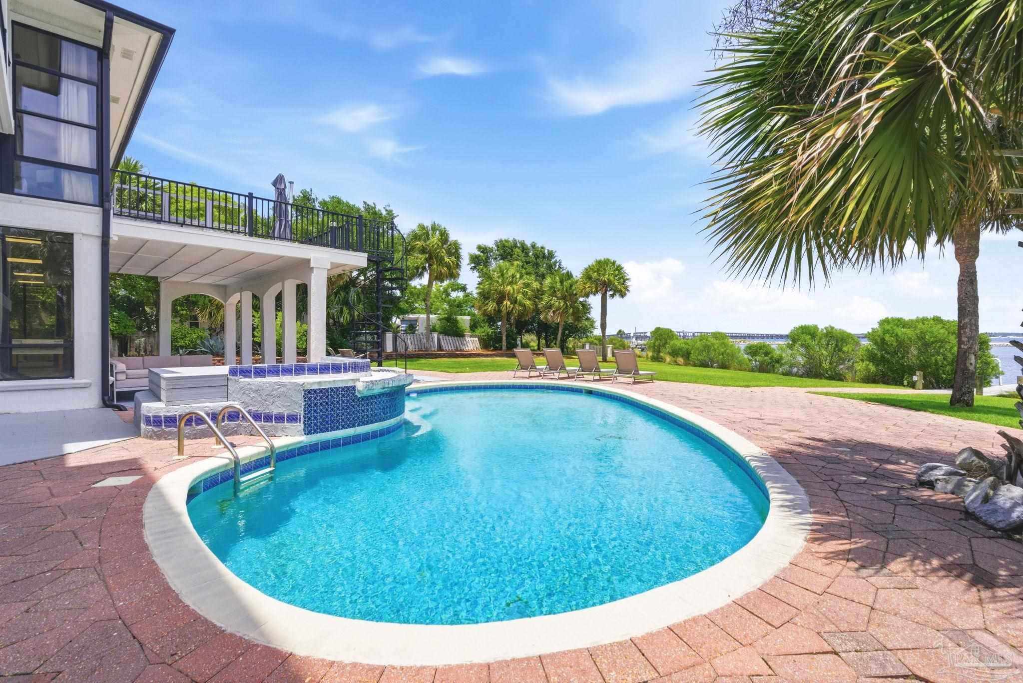 112 Matamoros Dr