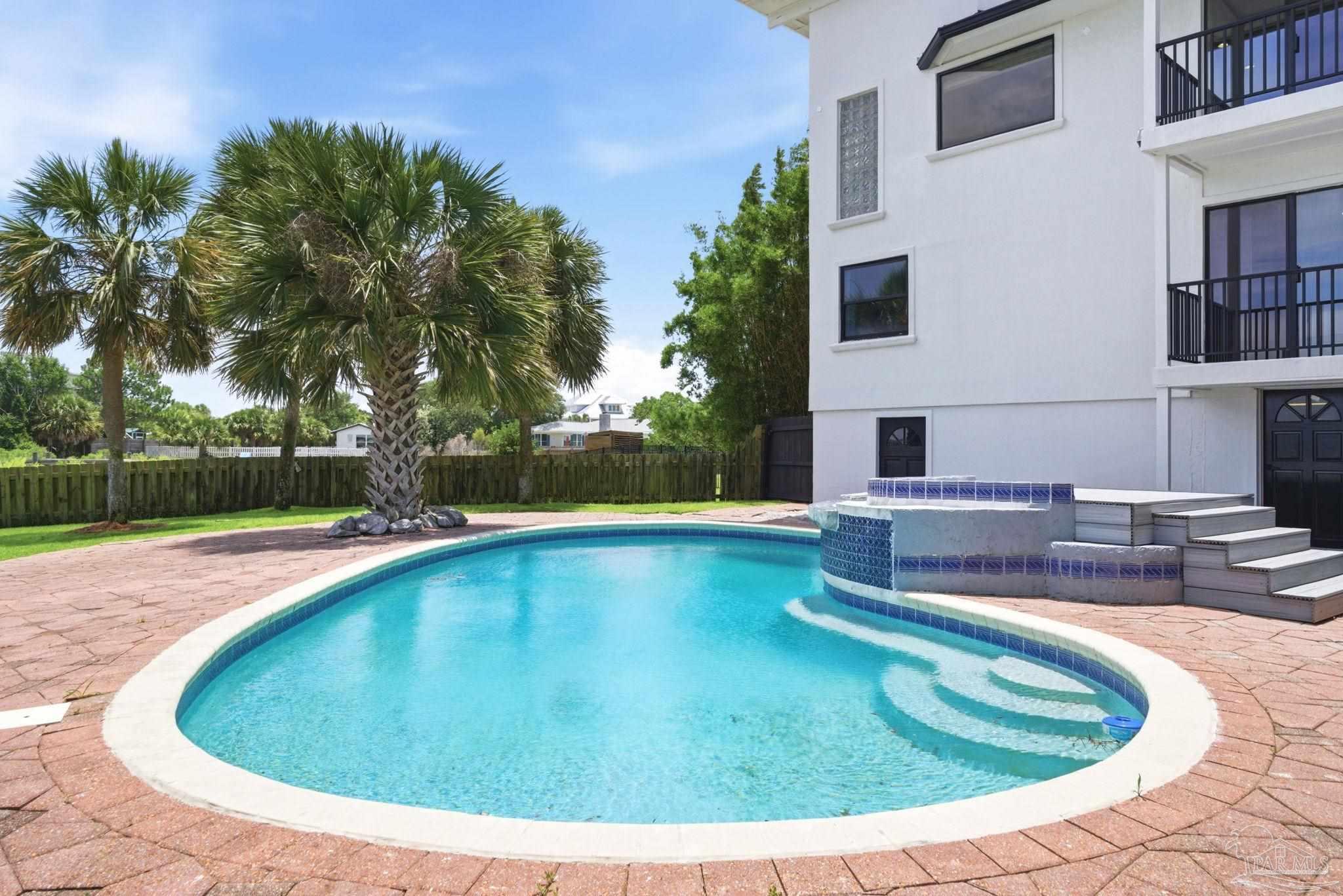 112 Matamoros Dr