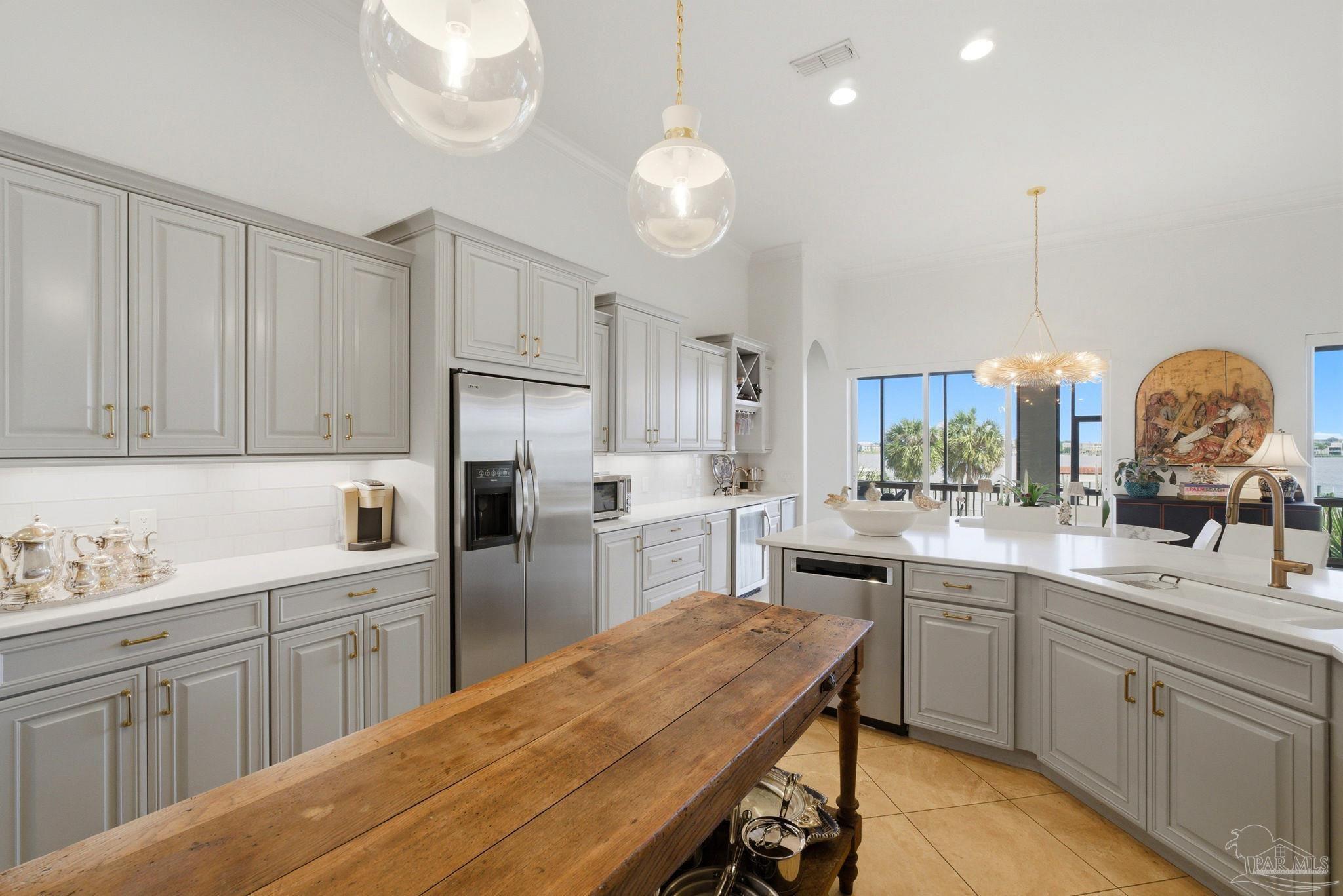 214 Sabine Dr