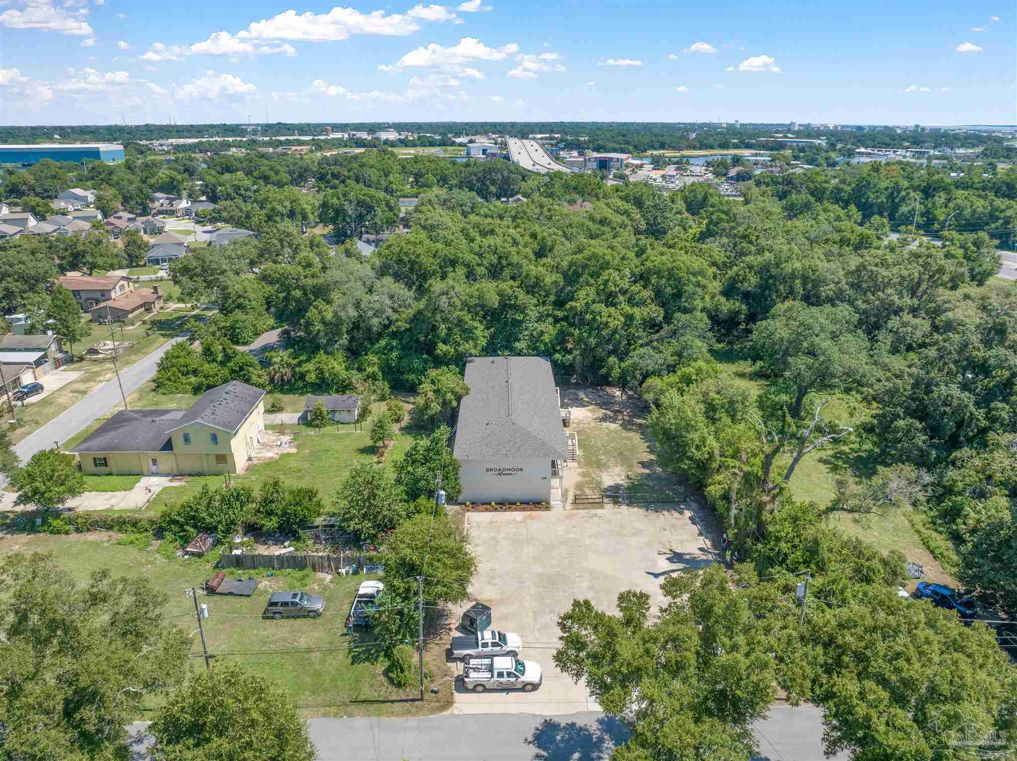 216 Broadmoor Ln