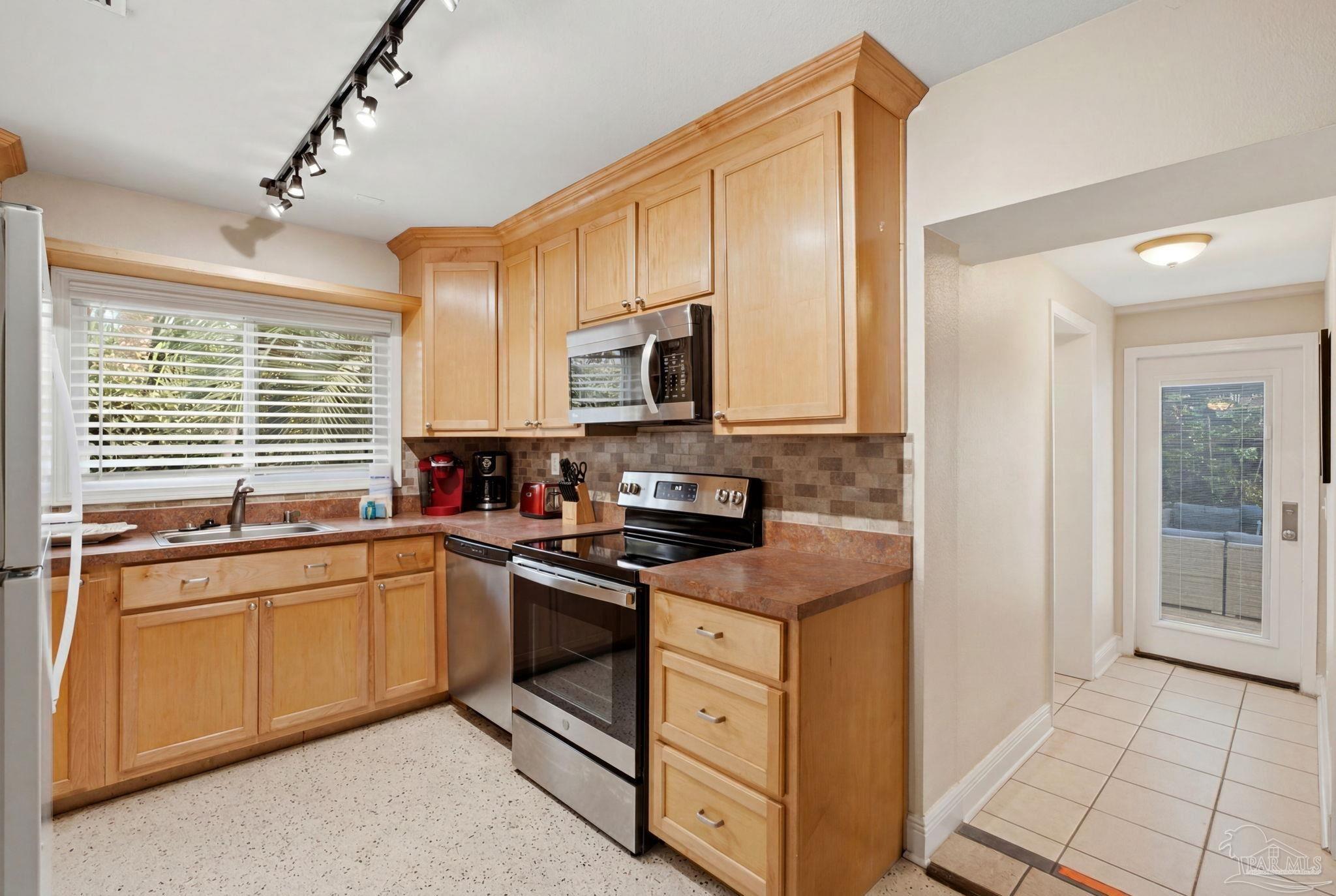 123 Via Deluna Dr