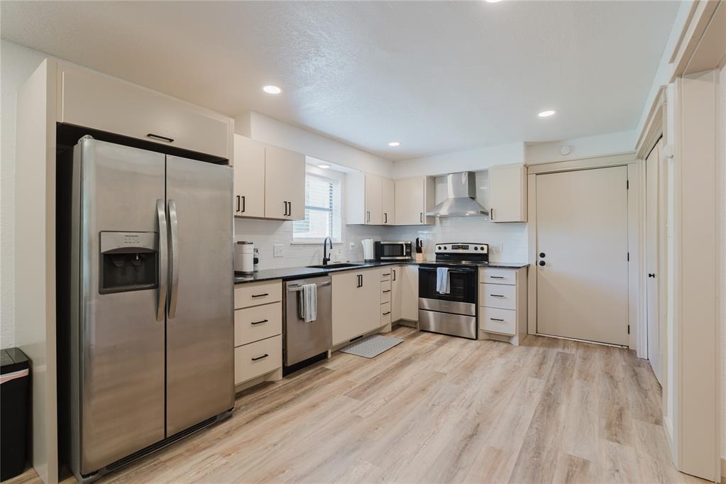 2212 Barton Street Unit: 2214