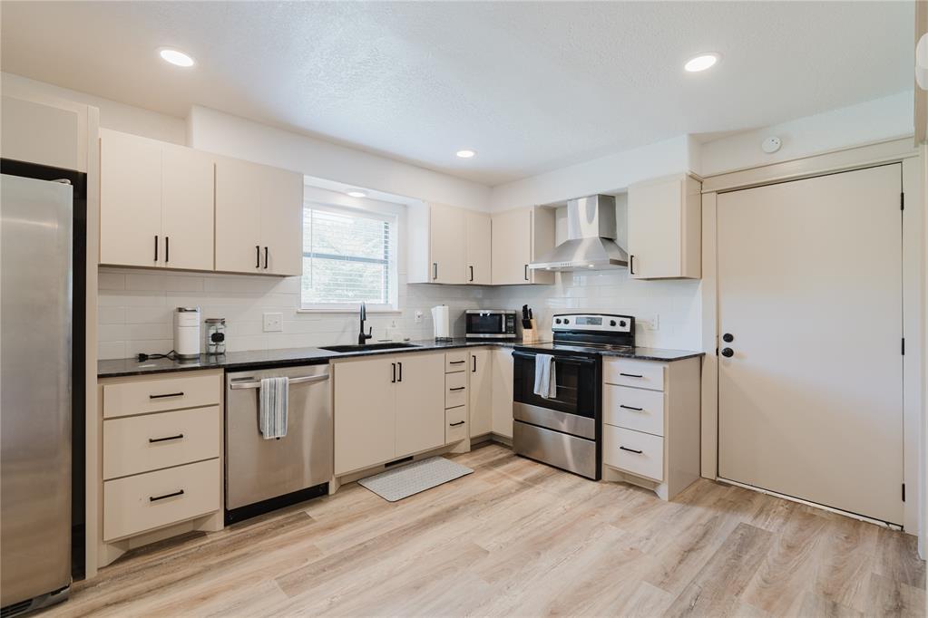 2212 Barton Street Unit: 2214