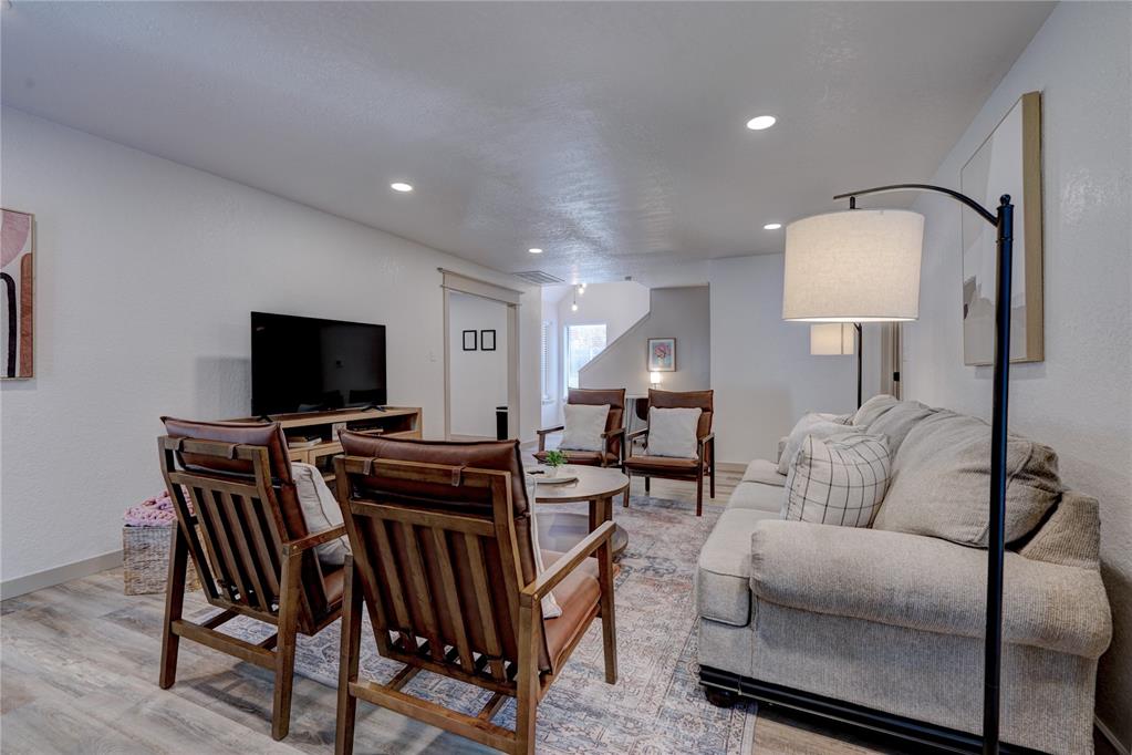 2212 Barton Street Unit: 2214