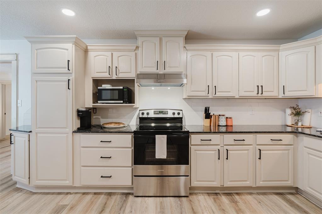 2212 Barton Street Unit: 2214