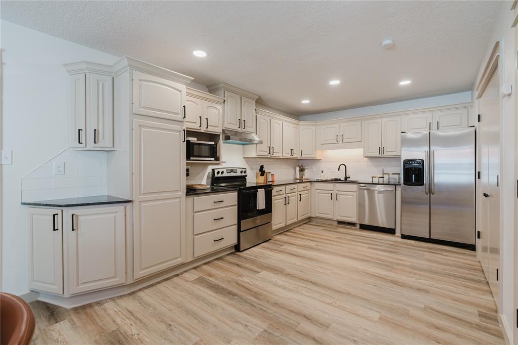 2212 Barton Street Unit: 2214