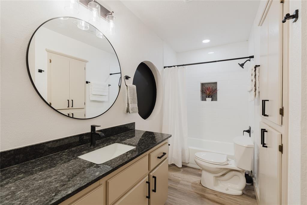 2212 Barton Street Unit: 2214