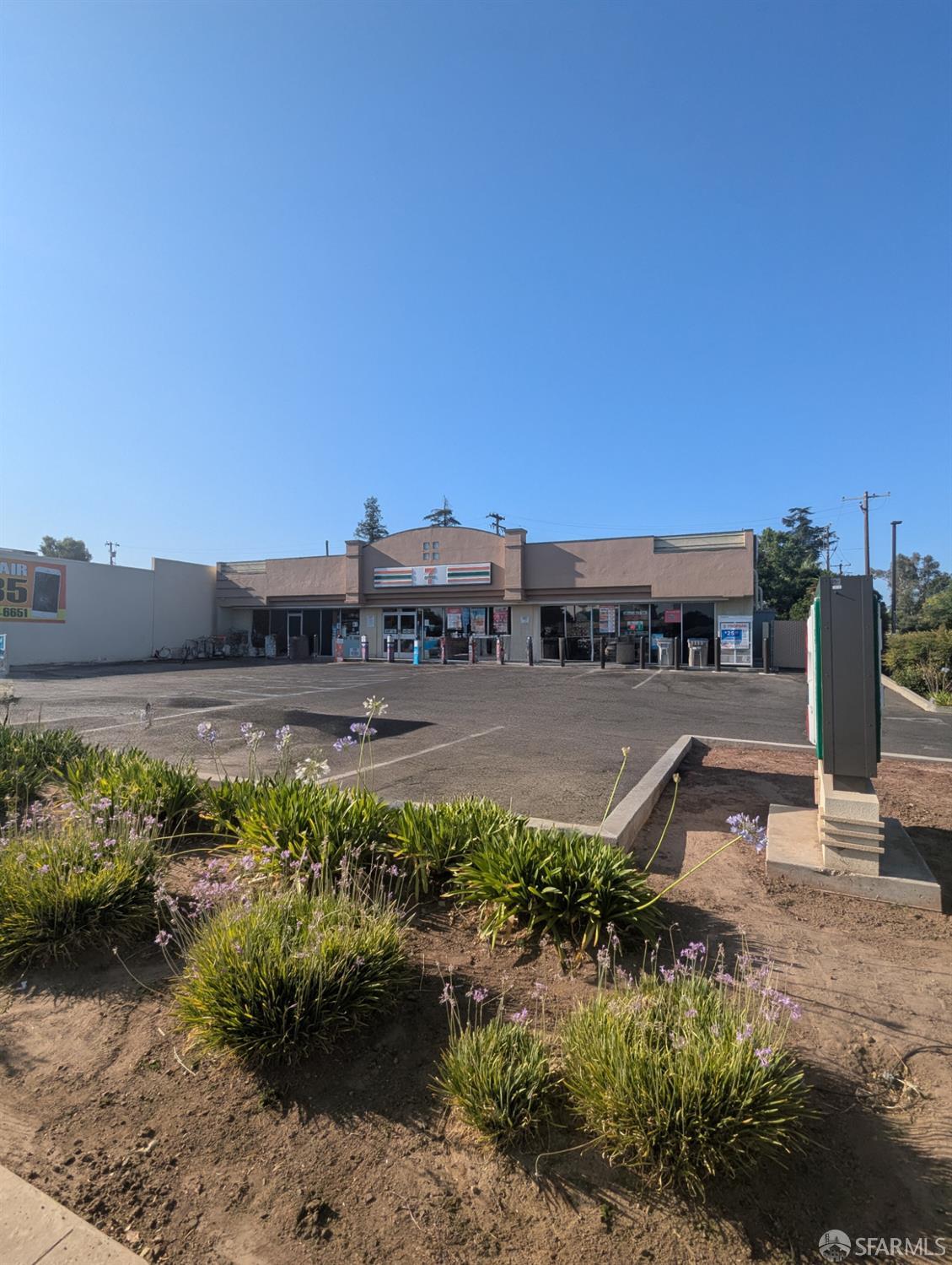 385 W Shaw Avenue