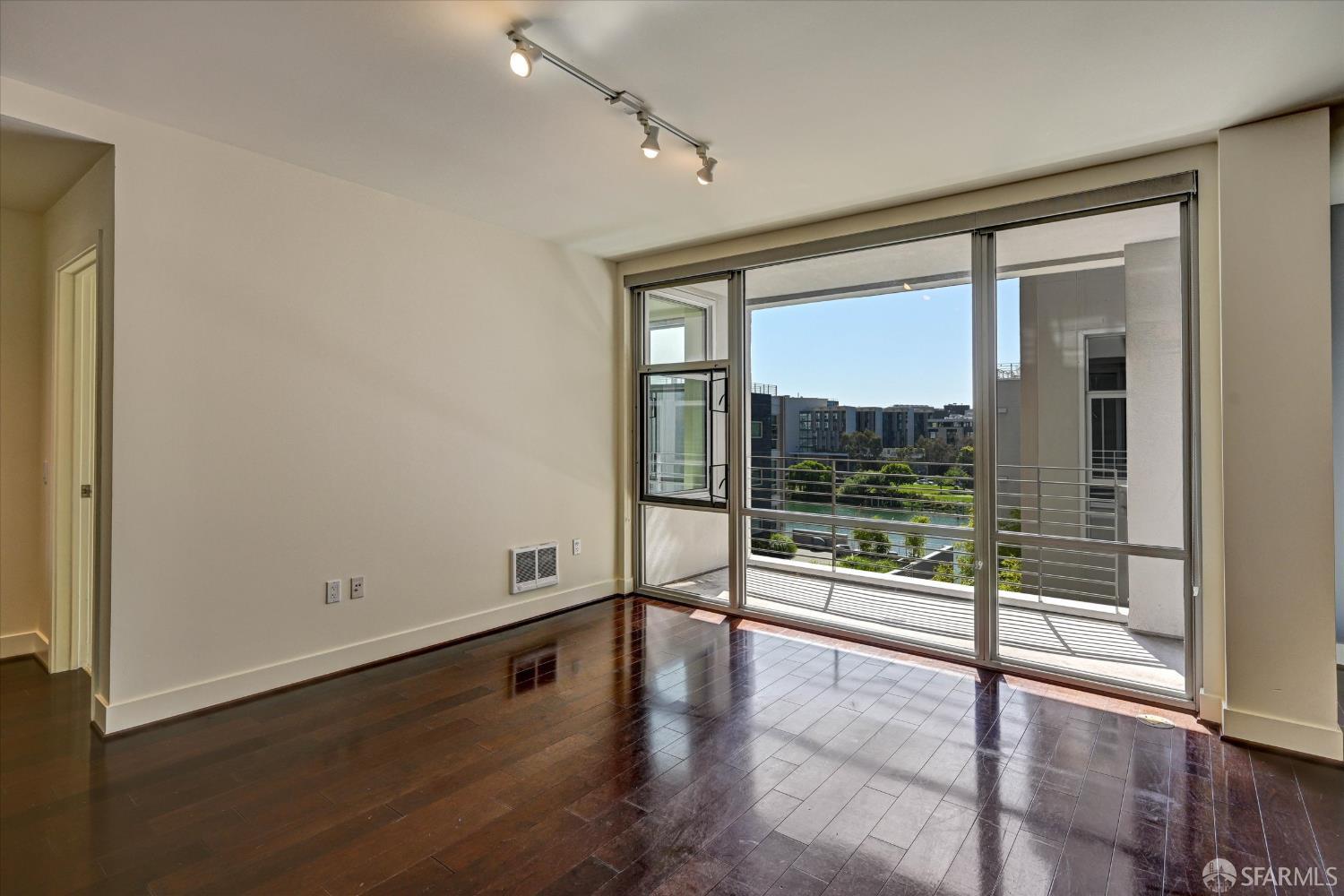 235 Berry Street # 516