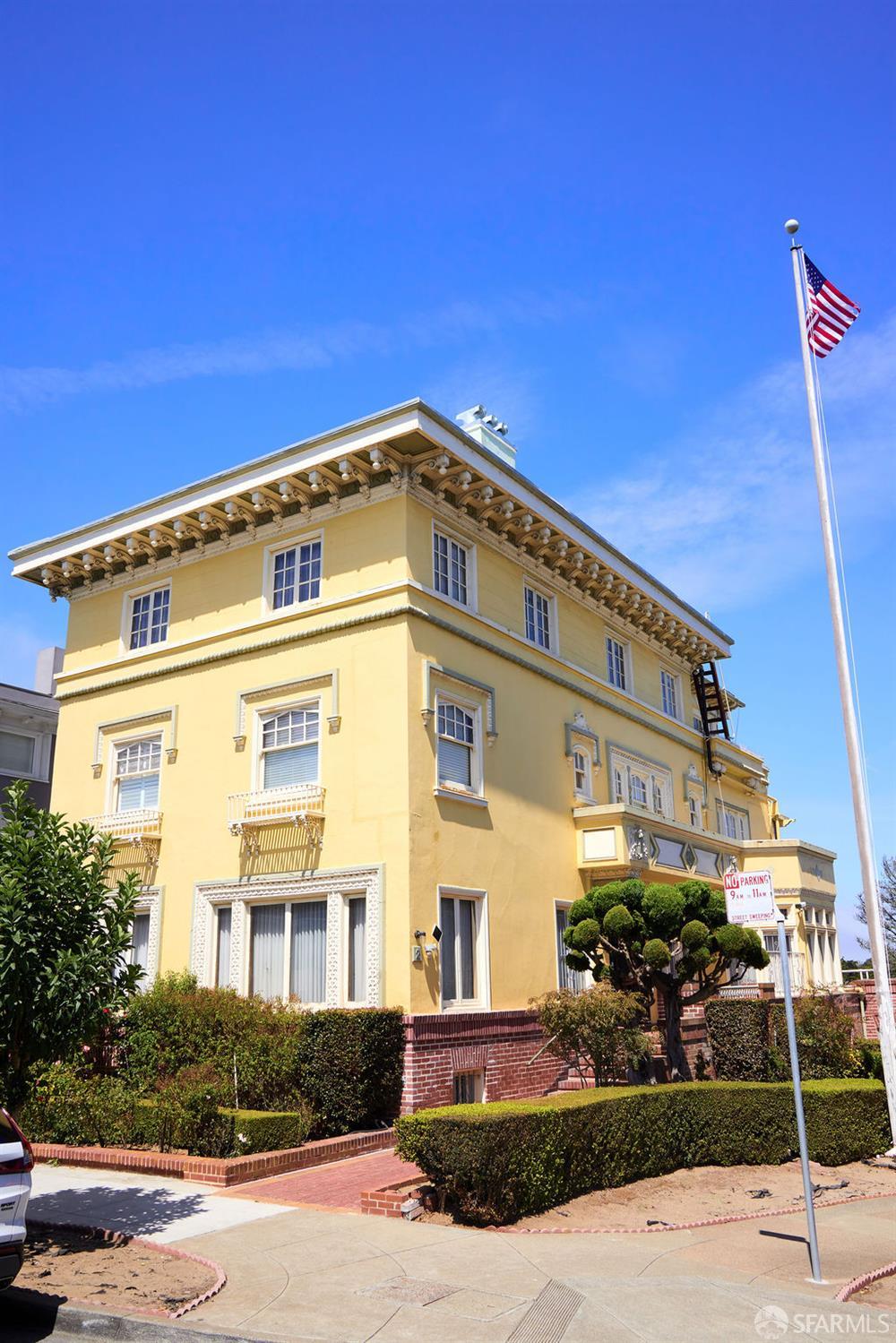 2 W Clay Street