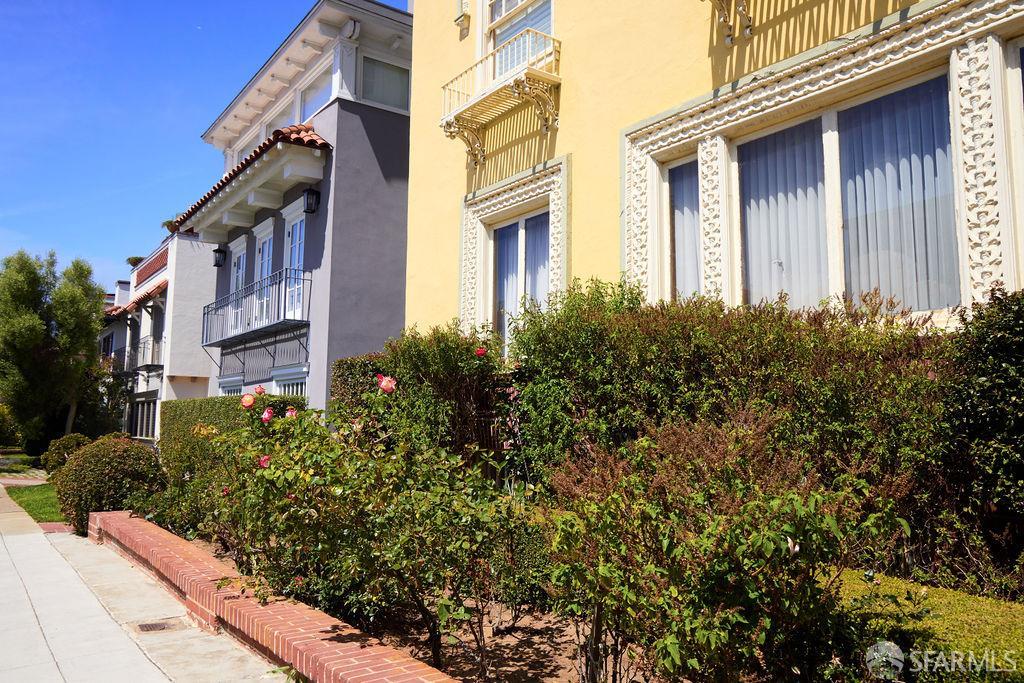 2 W Clay Street
