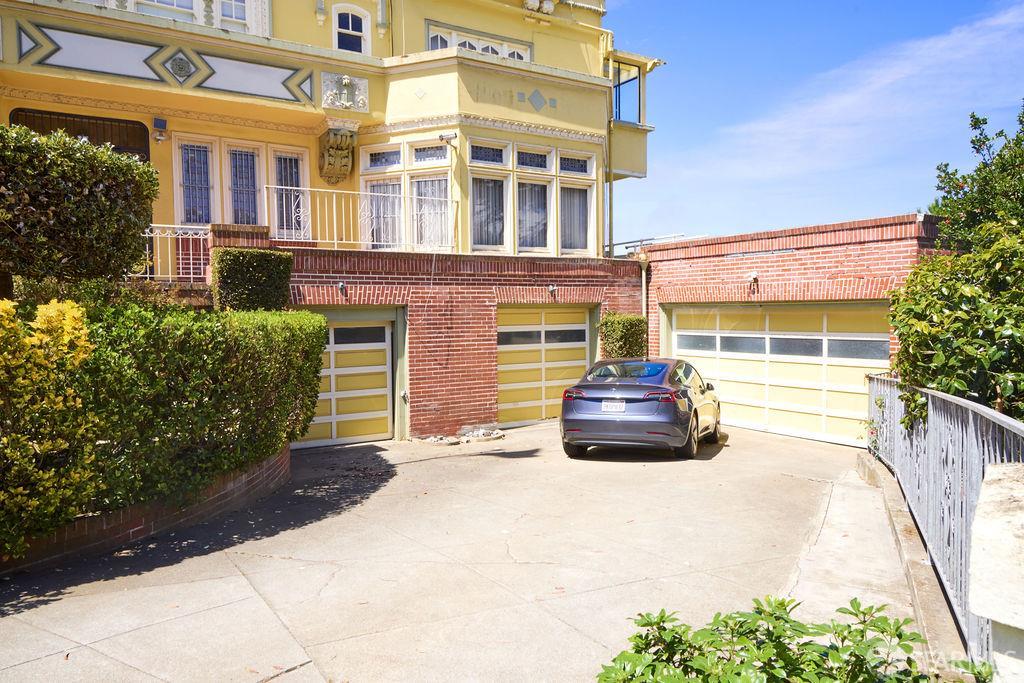 2 W Clay Street
