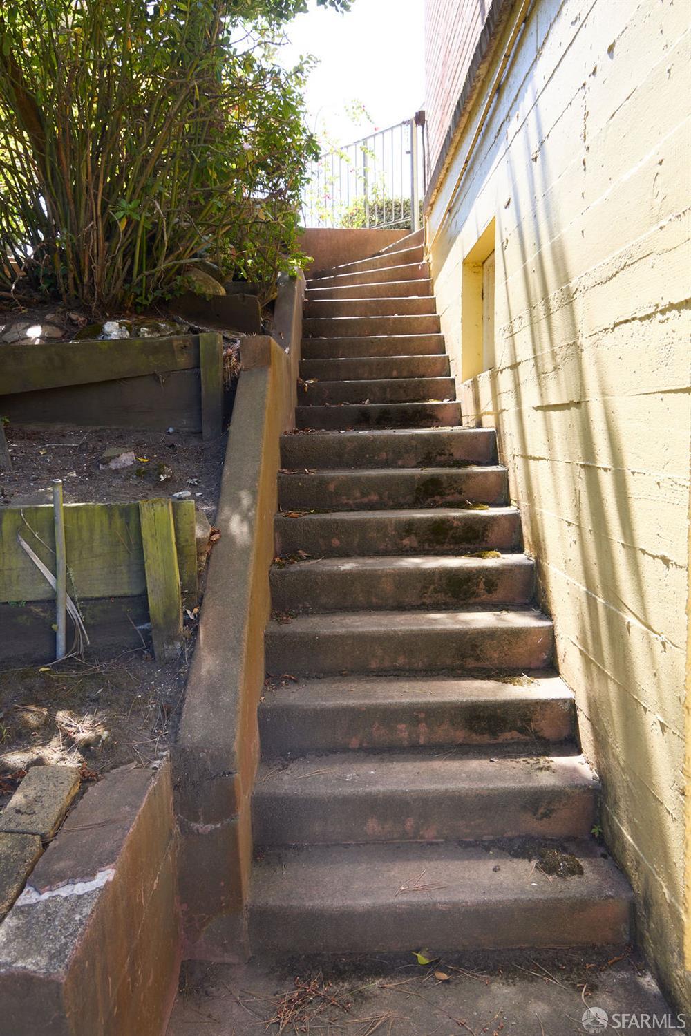 2 W Clay Street