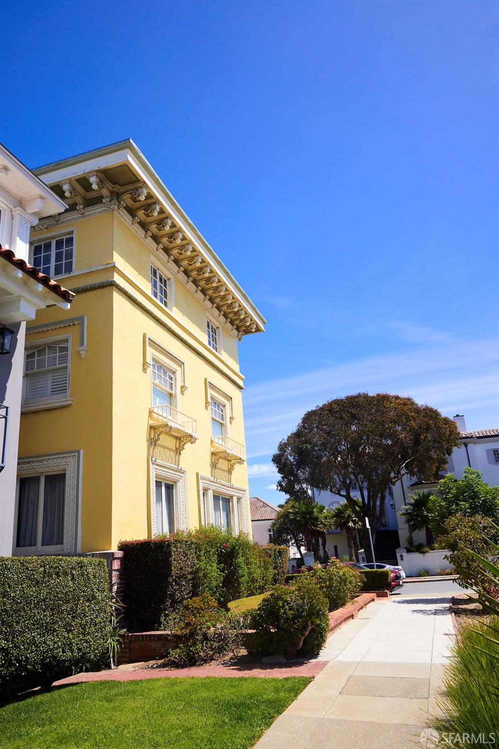 2 W Clay Street