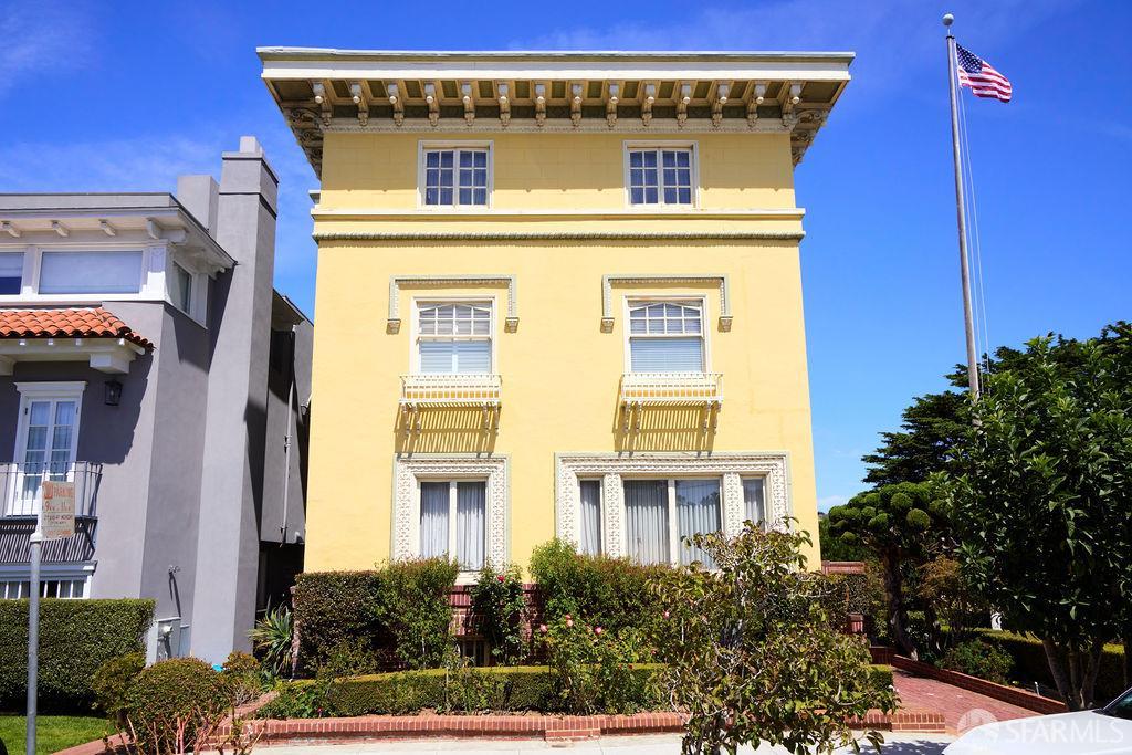 2 W Clay Street