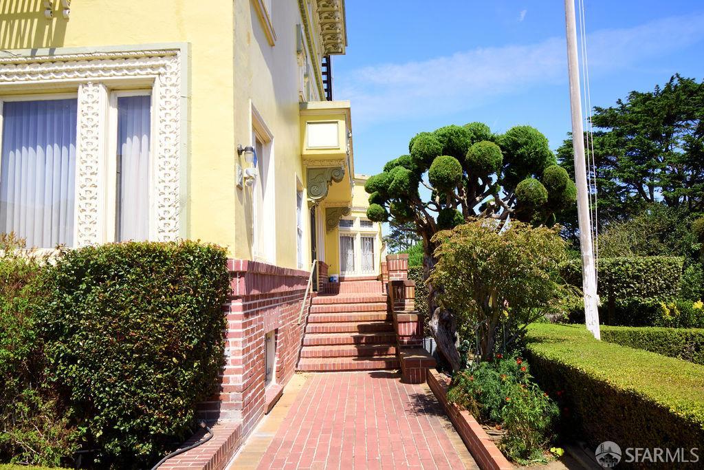 2 W Clay Street