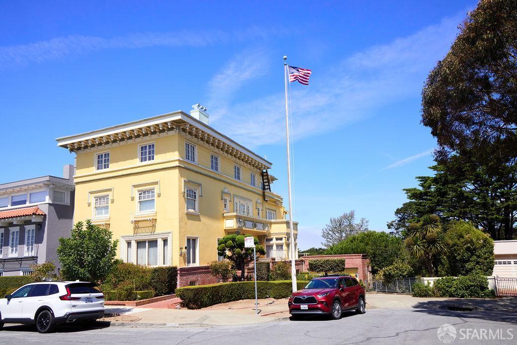 2 W Clay Street