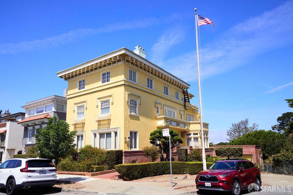 2 W Clay Street