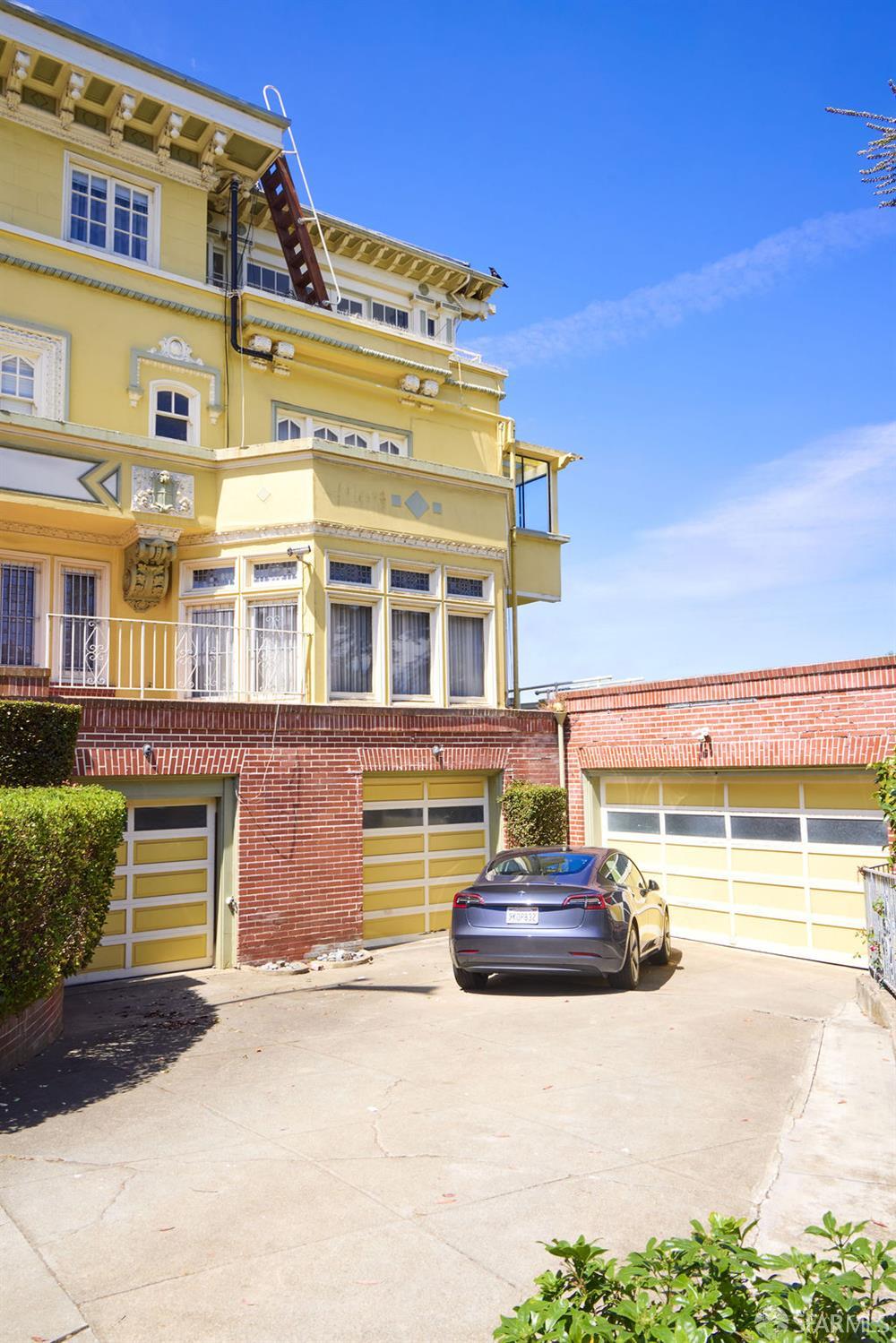 2 W Clay Street