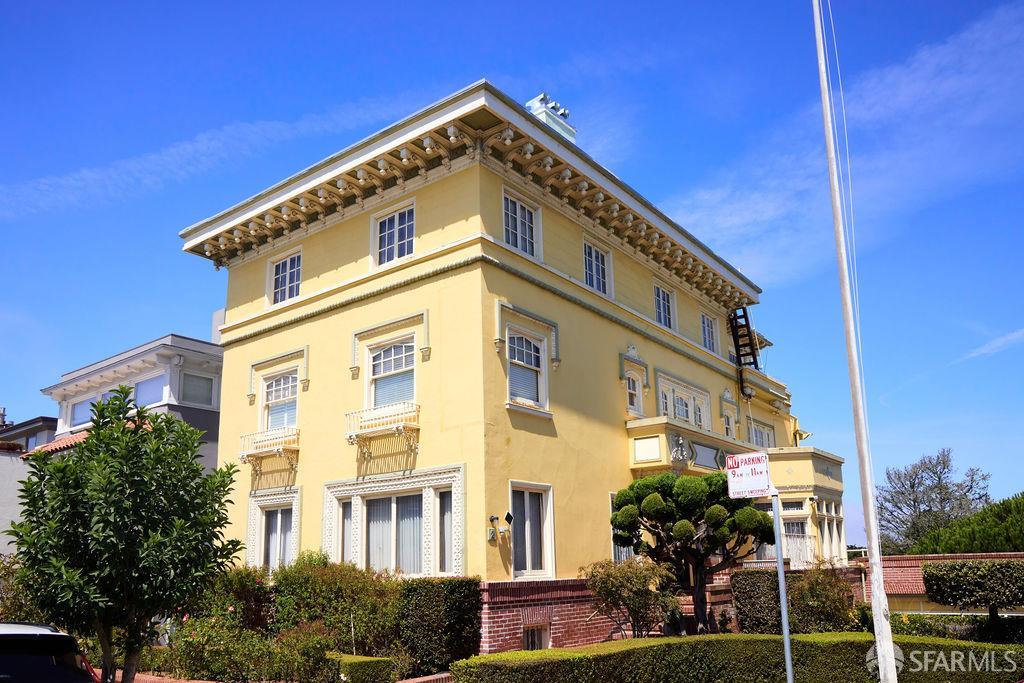 2 W Clay Street