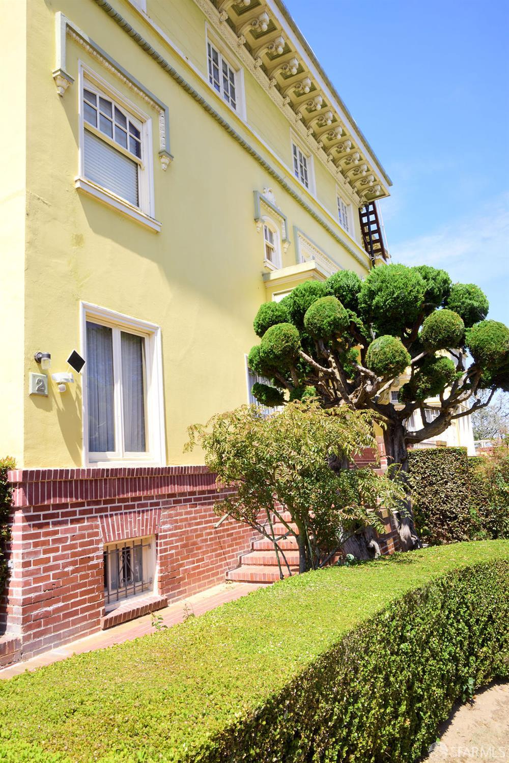 2 W Clay Street