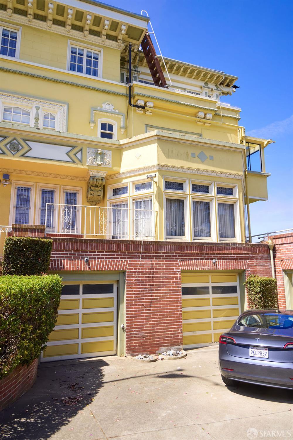 2 W Clay Street