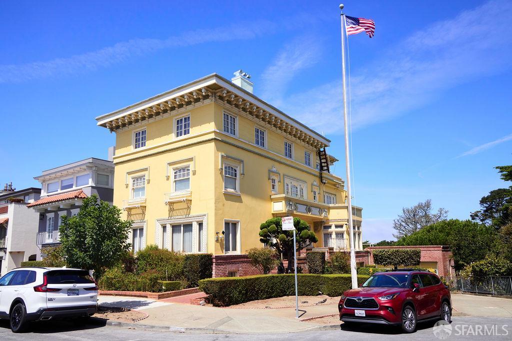2 W Clay Street