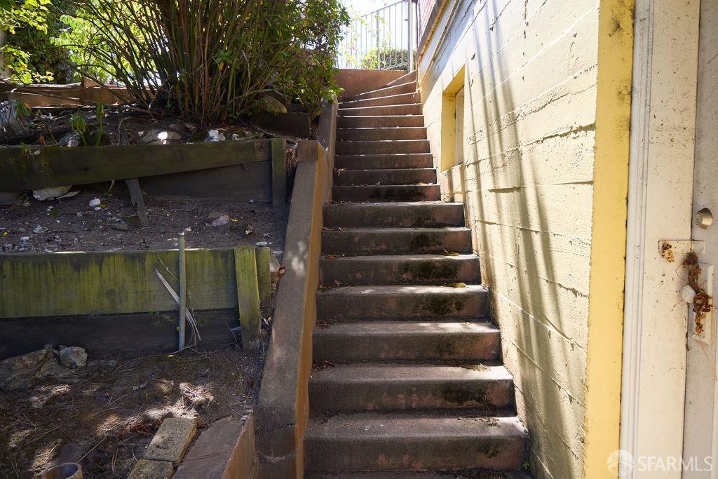 2 W Clay Street