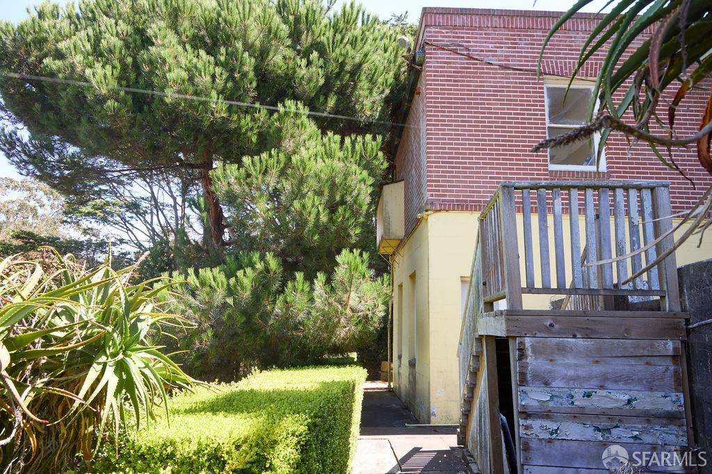 2 W Clay Street