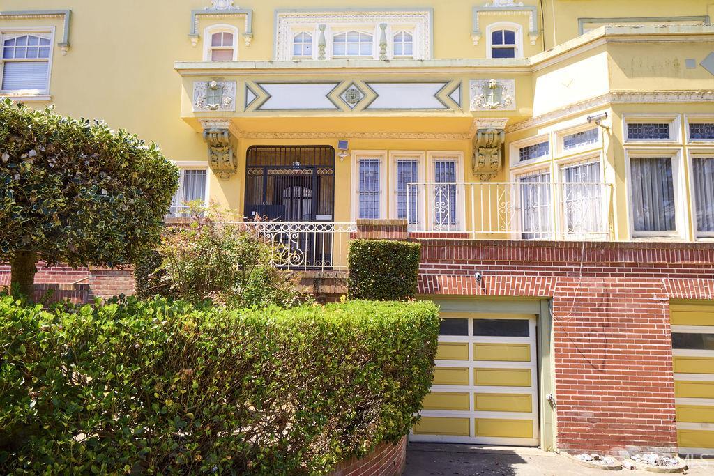 2 W Clay Street