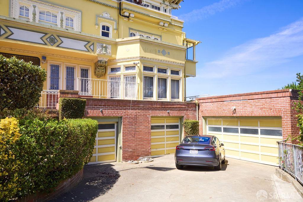2 W Clay Street