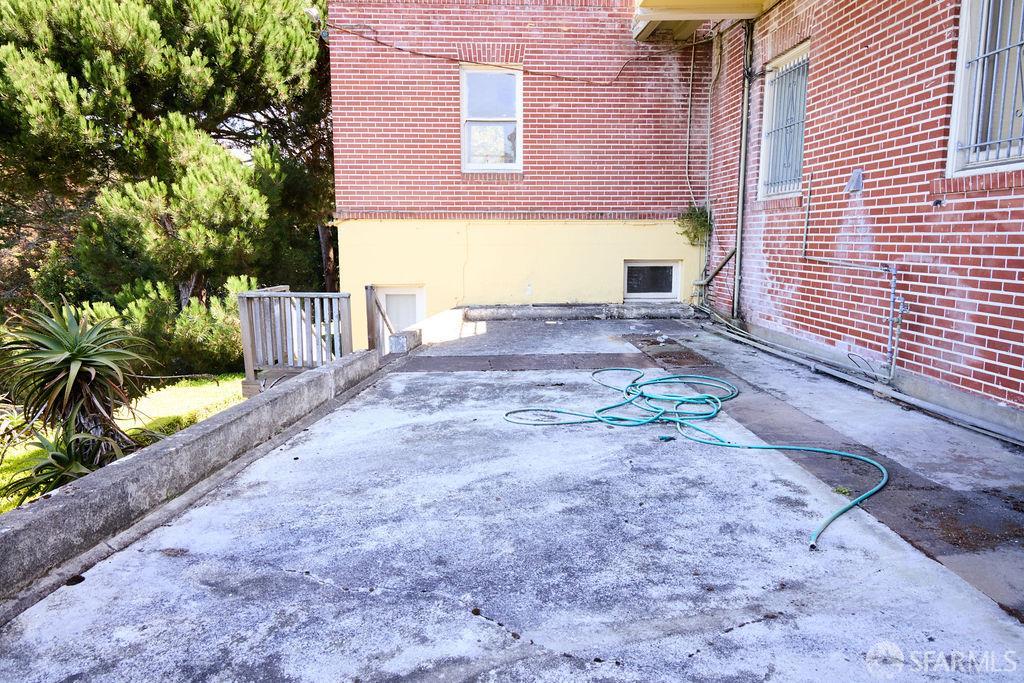 2 W Clay Street