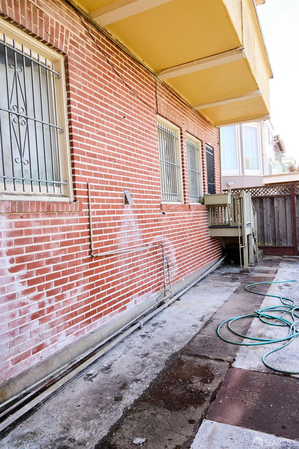 2 W Clay Street