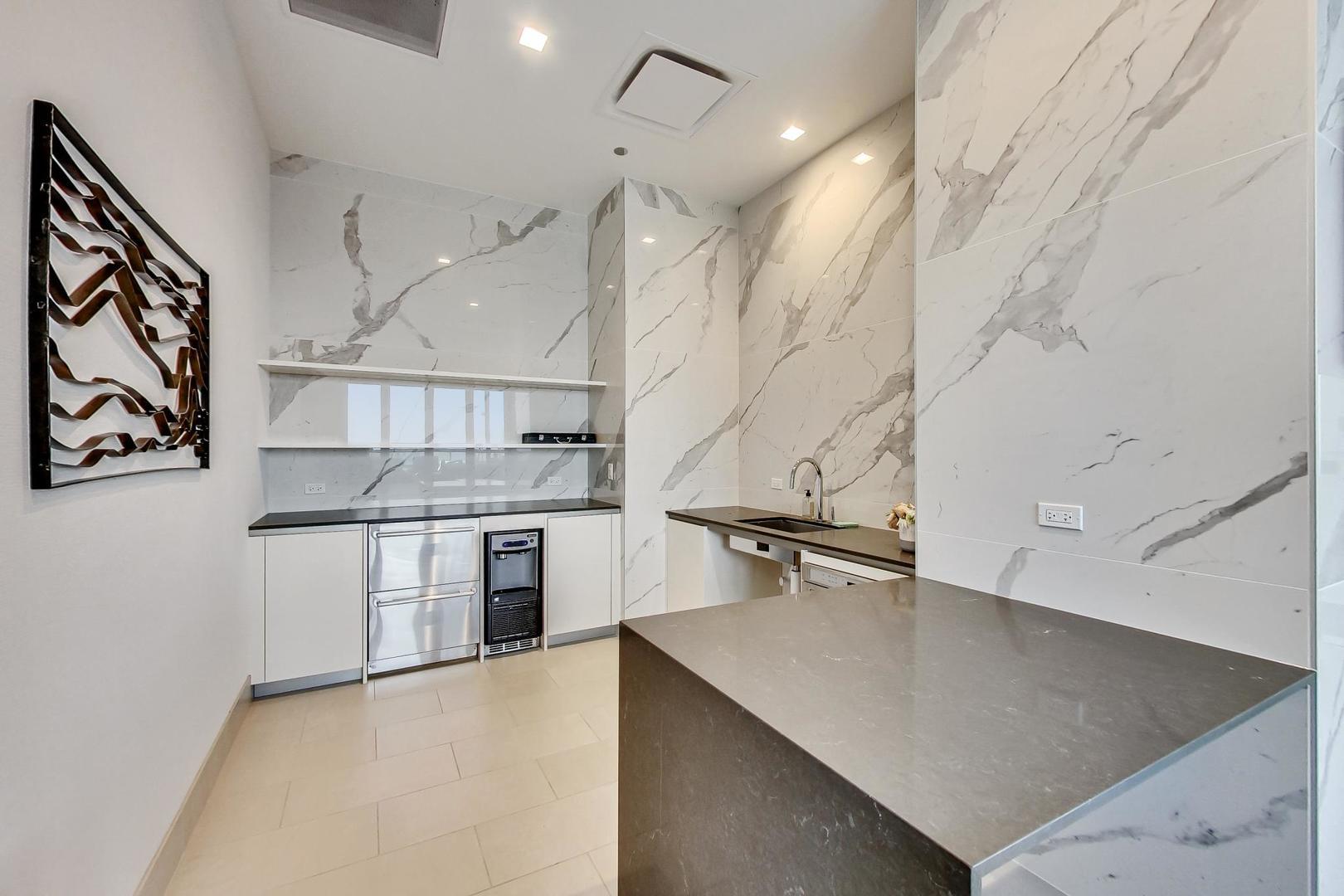 363 E Wacker Drive Unit: 2708