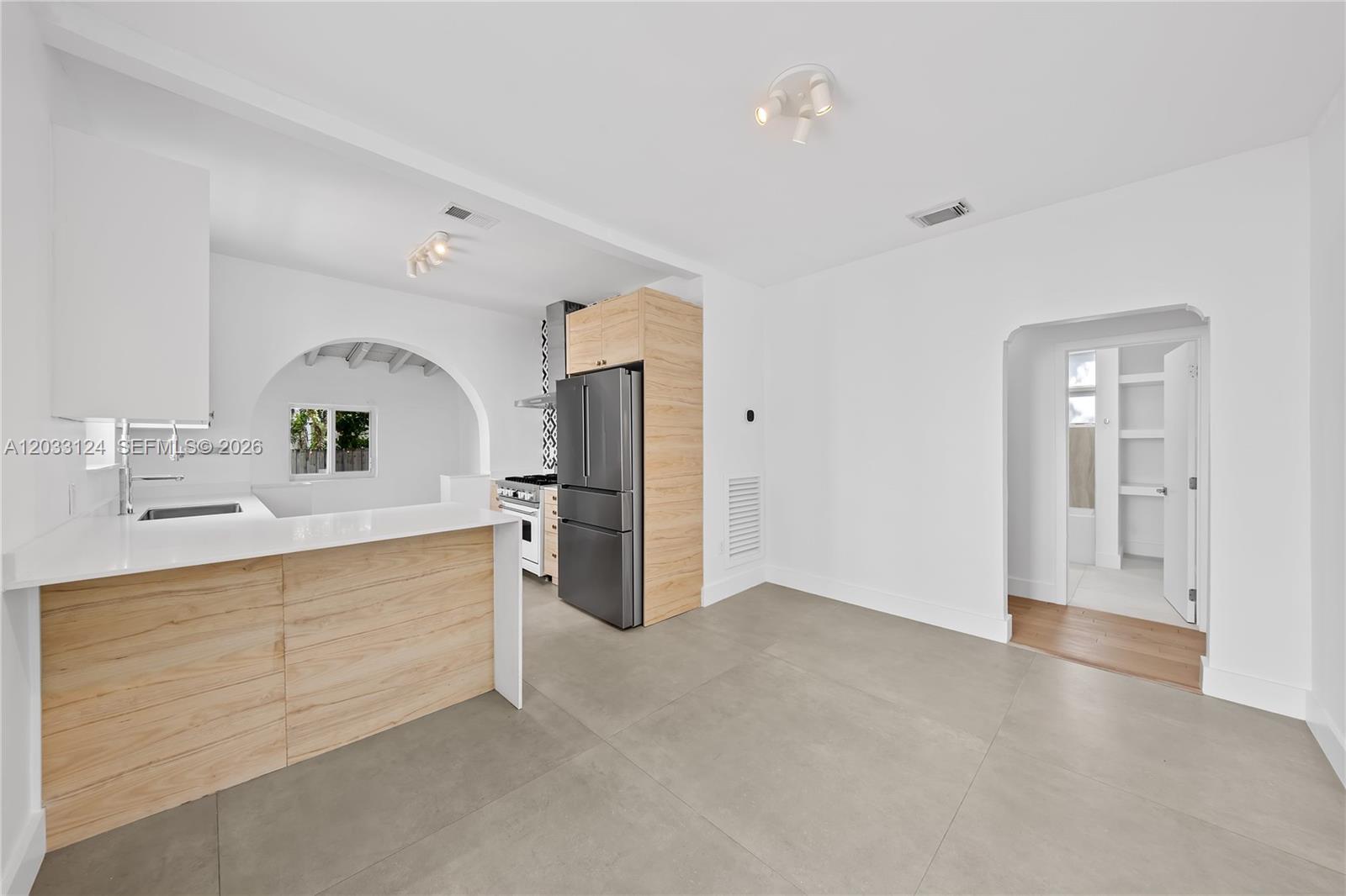 565 NW 44th St