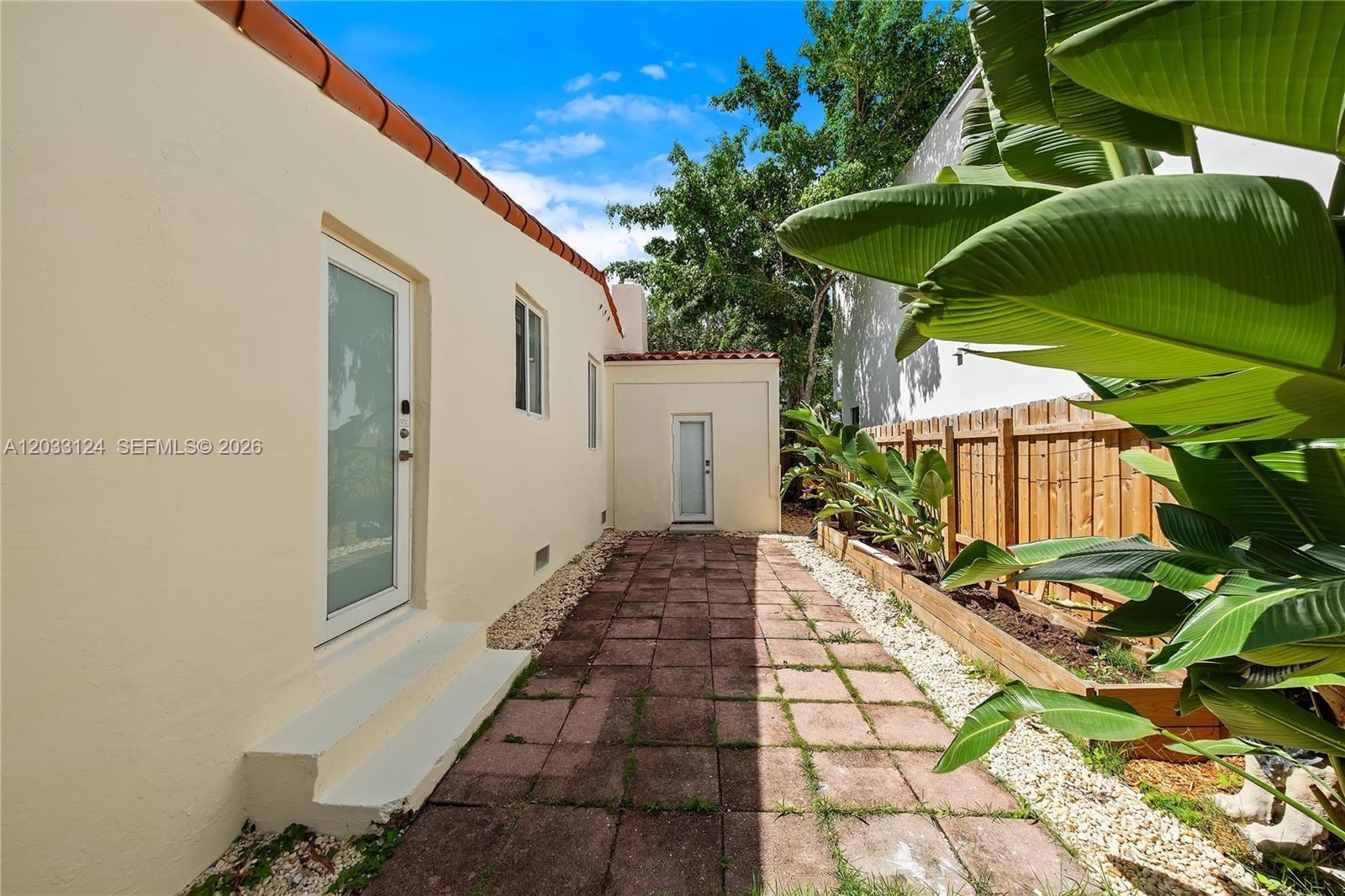 565 NW 44th St
