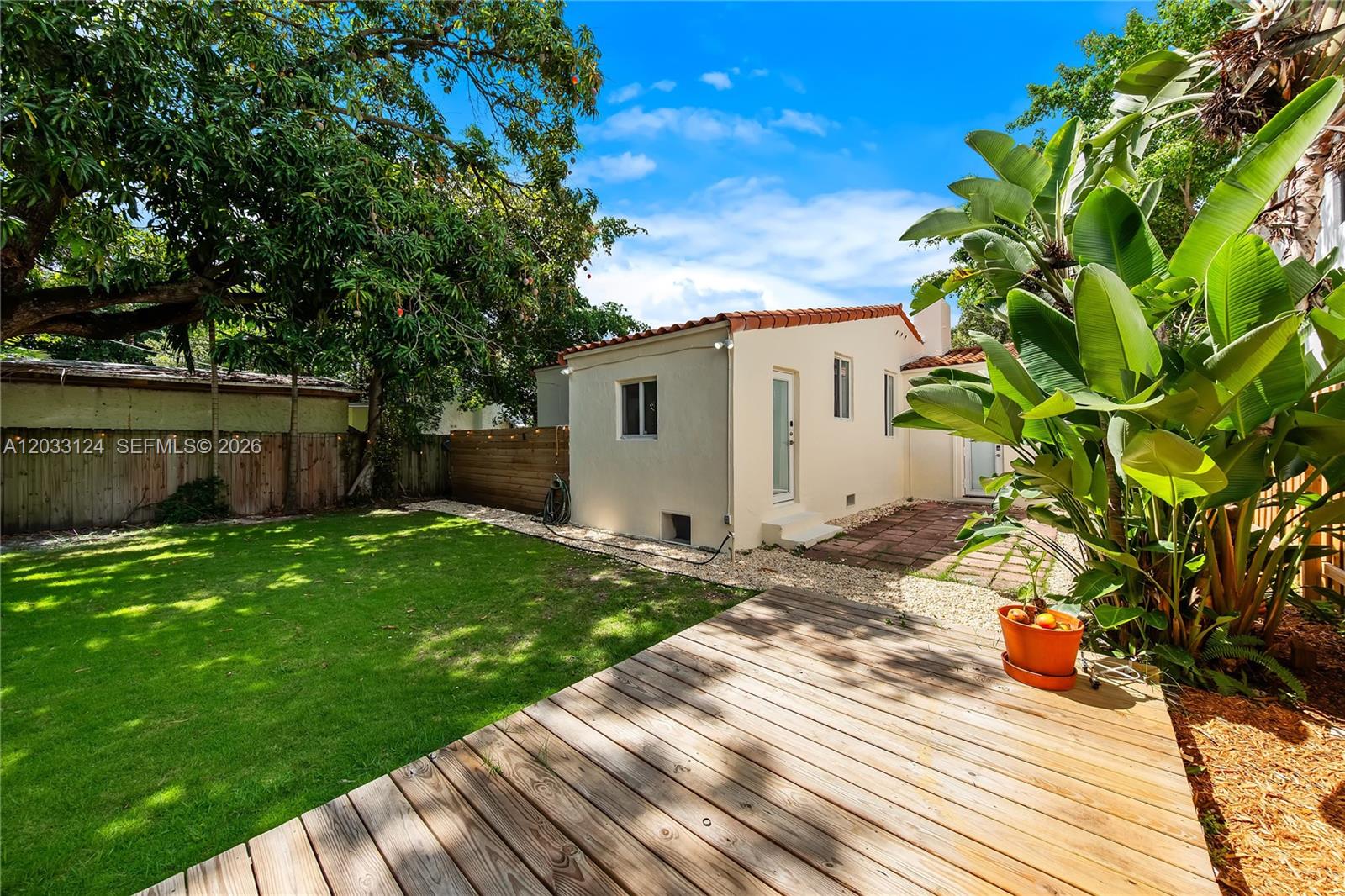 565 NW 44th St