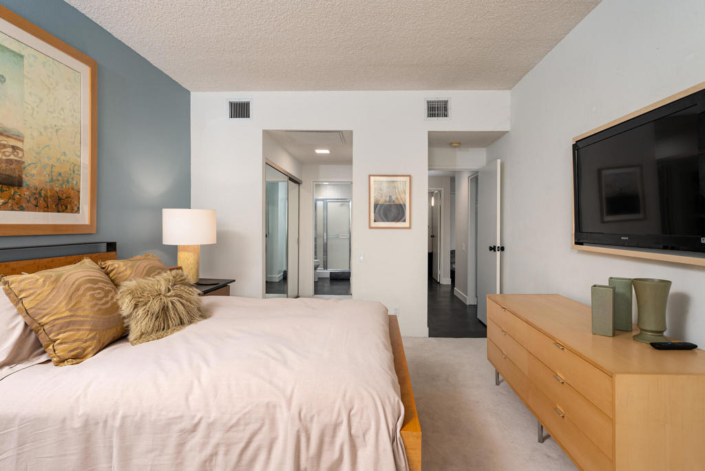 910 Island Drive 306