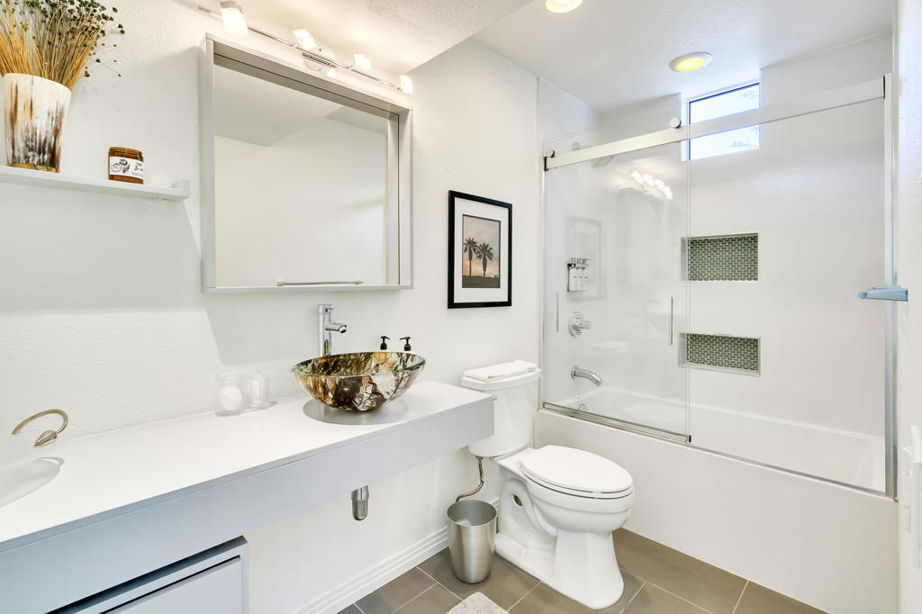 700 W Racquet Club Road