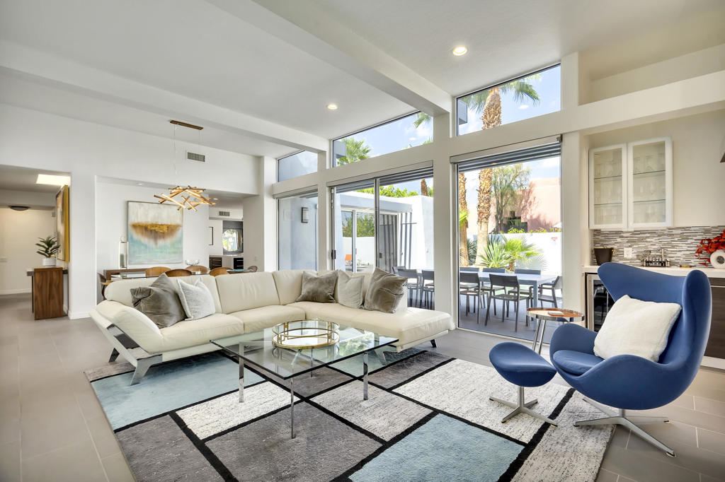 700 W Racquet Club Road