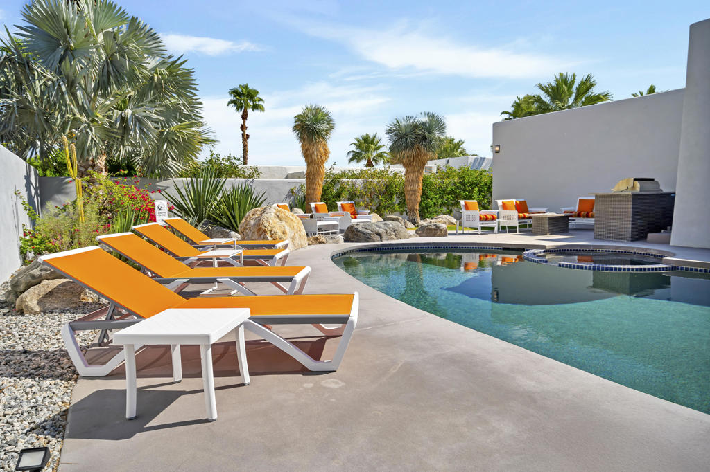 700 W Racquet Club Road