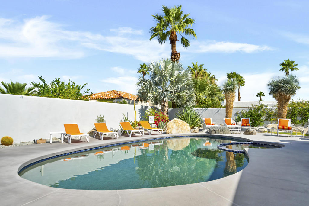 700 W Racquet Club Road