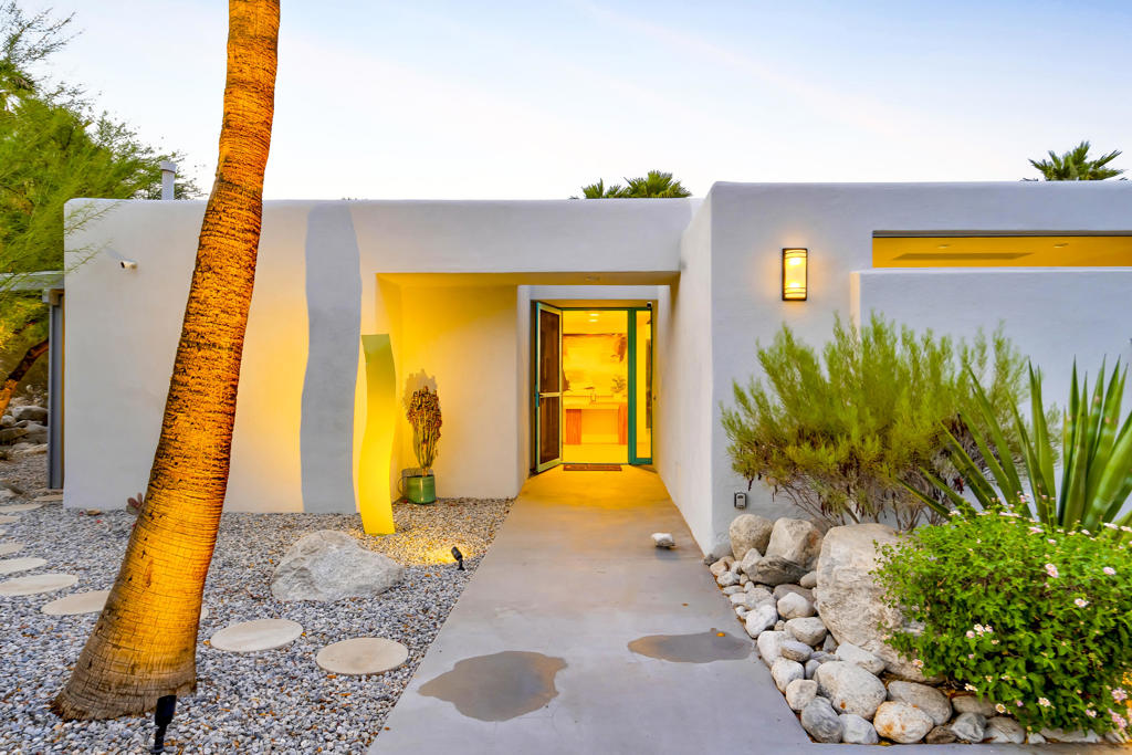 700 W Racquet Club Road