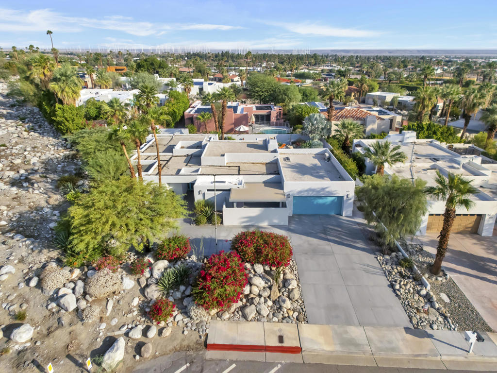 700 W Racquet Club Road