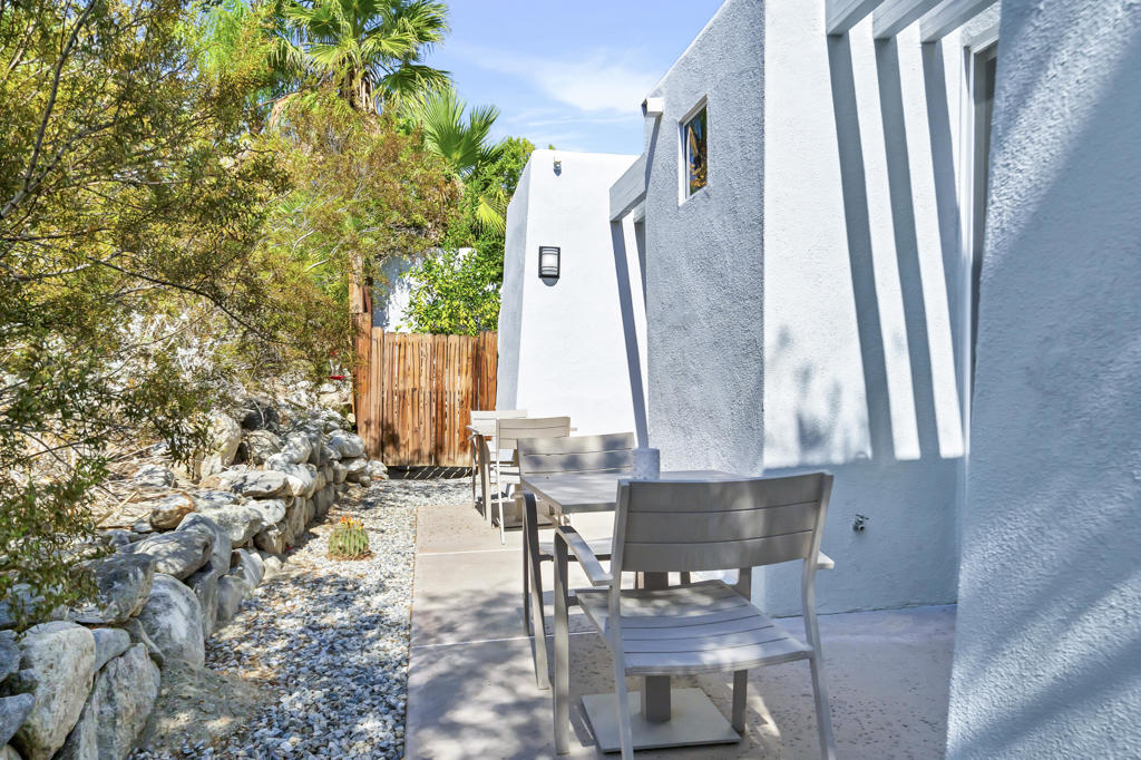 700 W Racquet Club Road