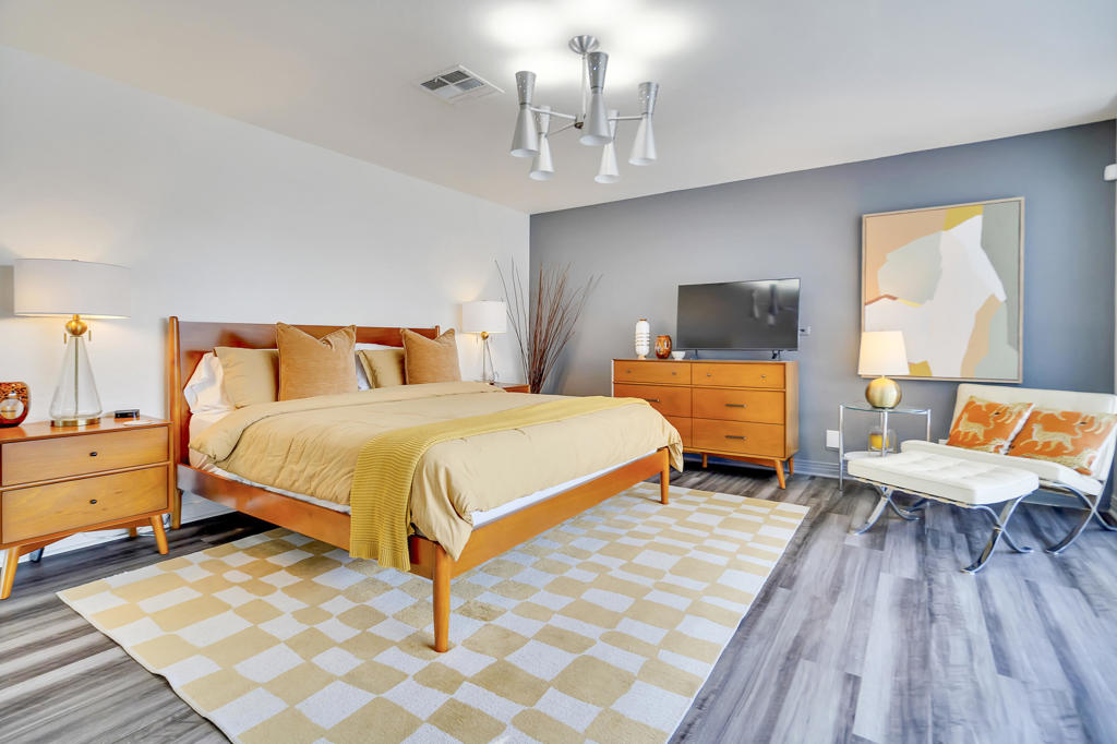 700 W Racquet Club Road