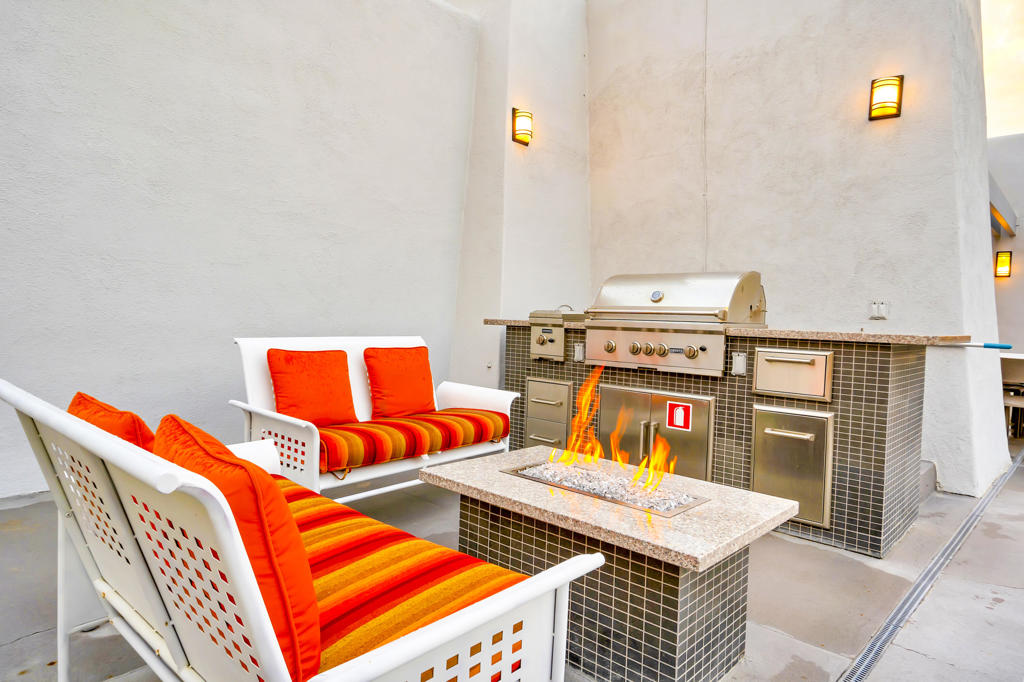 700 W Racquet Club Road