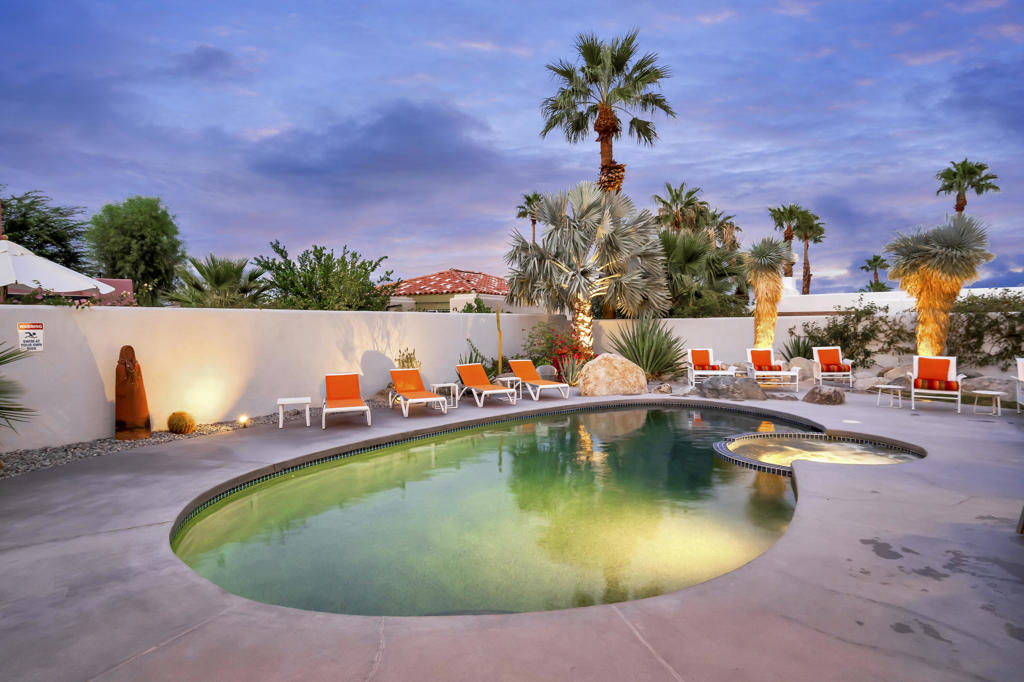 700 W Racquet Club Road