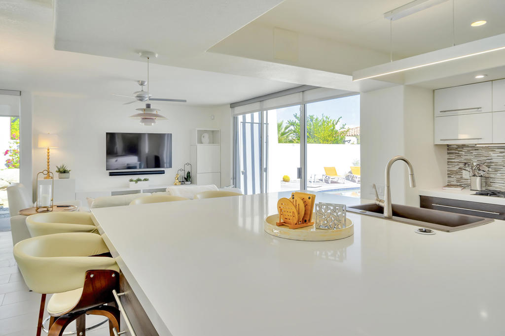 700 W Racquet Club Road