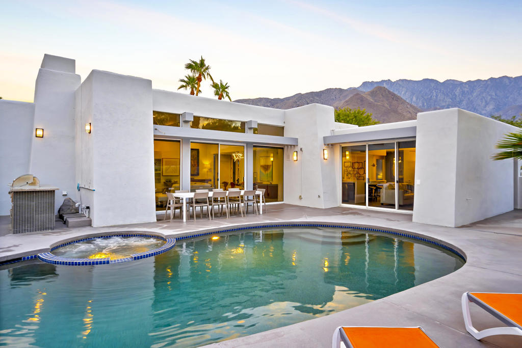 700 W Racquet Club Road